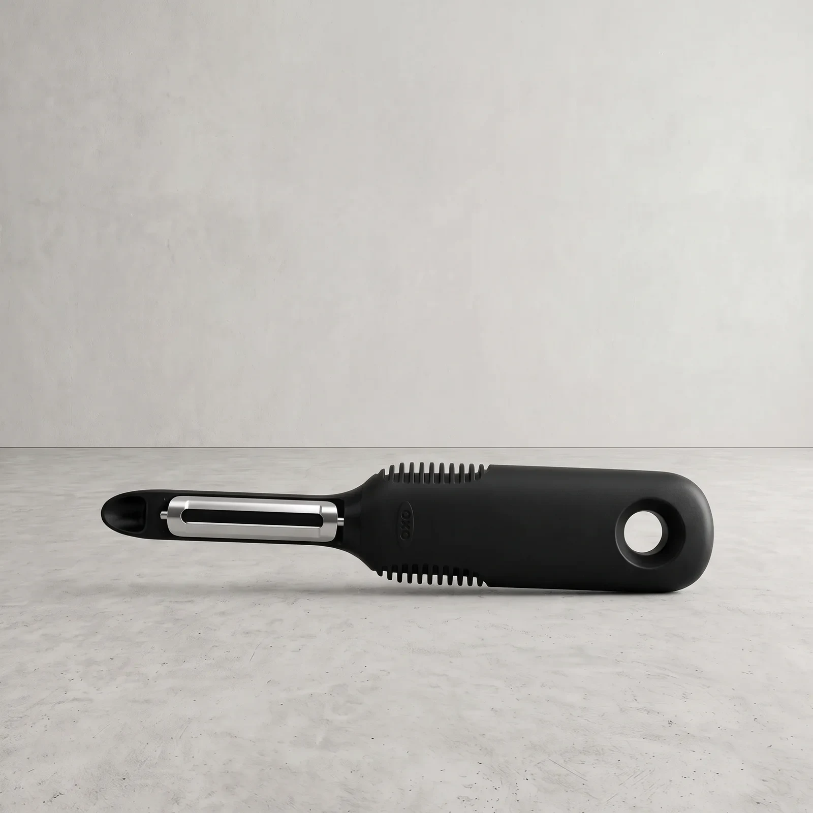 Pelador giratorio OXO Good Grips con mango antideslizante